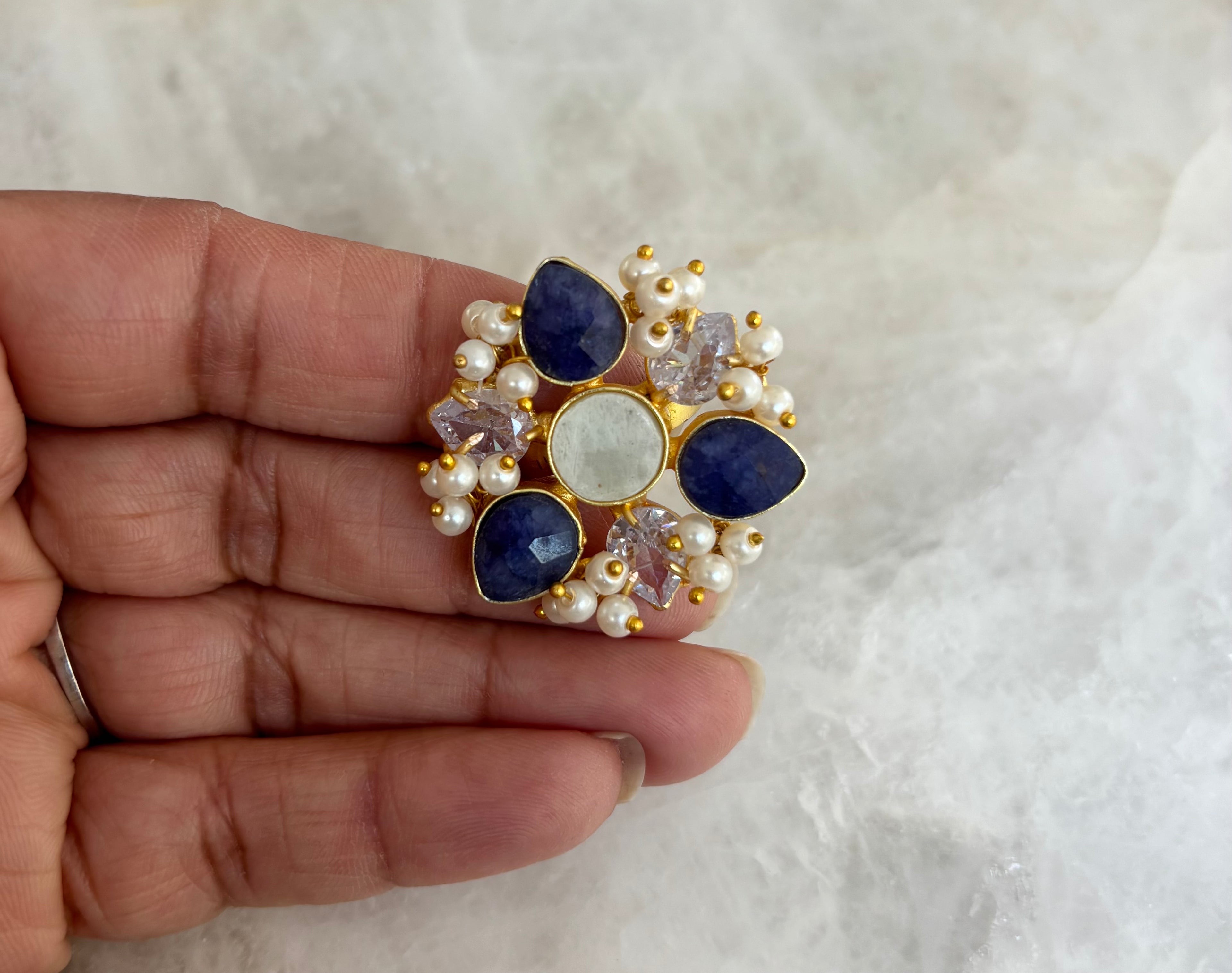 Precious stonework finger ring